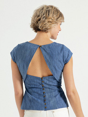 Блузка с глубоким вырезом на спинке вид сзади