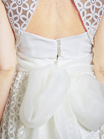 Бант свадебного платья с асимметричной юбкой