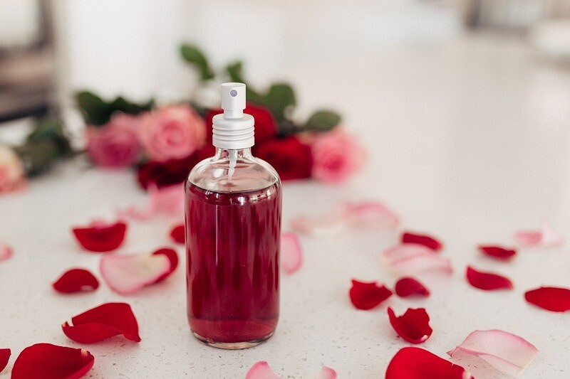 Рецепты красоты: как сделать розовую воду своими руками