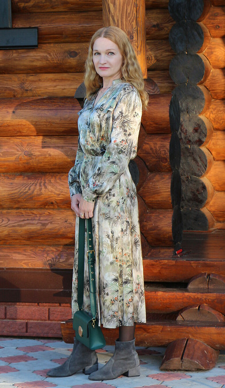 Платье в природных тонах от Elena Leo