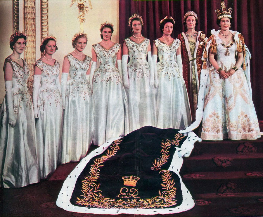 Военная форма и бальные платья. Самые знаковые образы королевы Елизаветы II