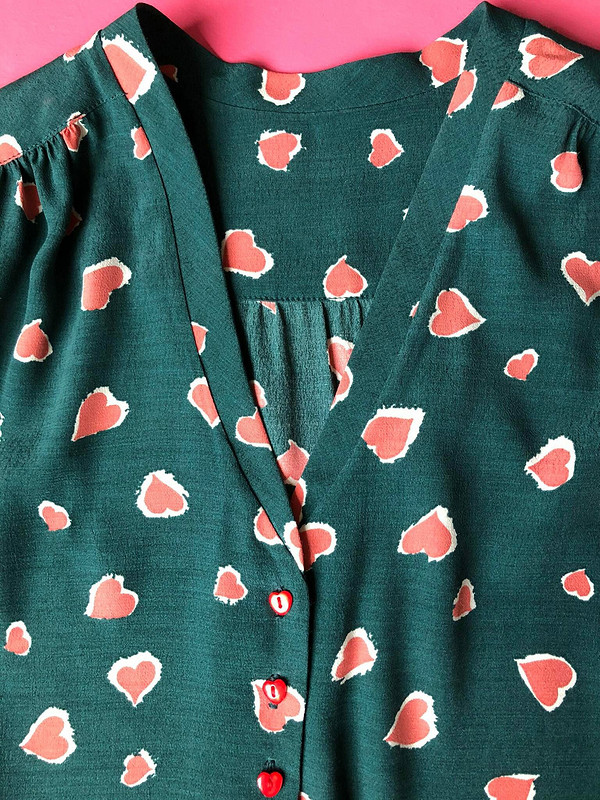 Летний юбочный костюм из зеленой вискозы с сердечками от politu