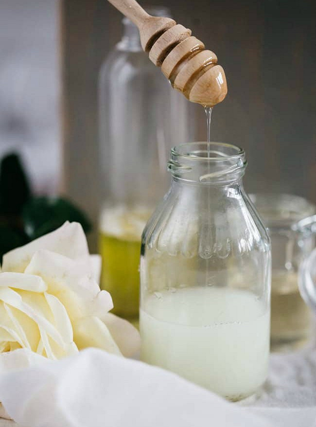 Рецепты красоты: средство для умывания на основе меда своими руками