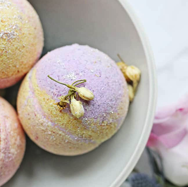 Рецепты красоты: как приготовить кокосовые бомбочки для ванны своими руками