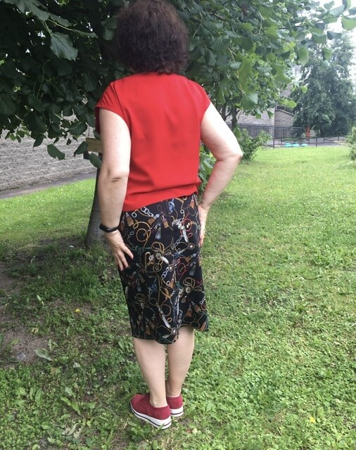 Джинсовая юбка и красный топ от Panilena