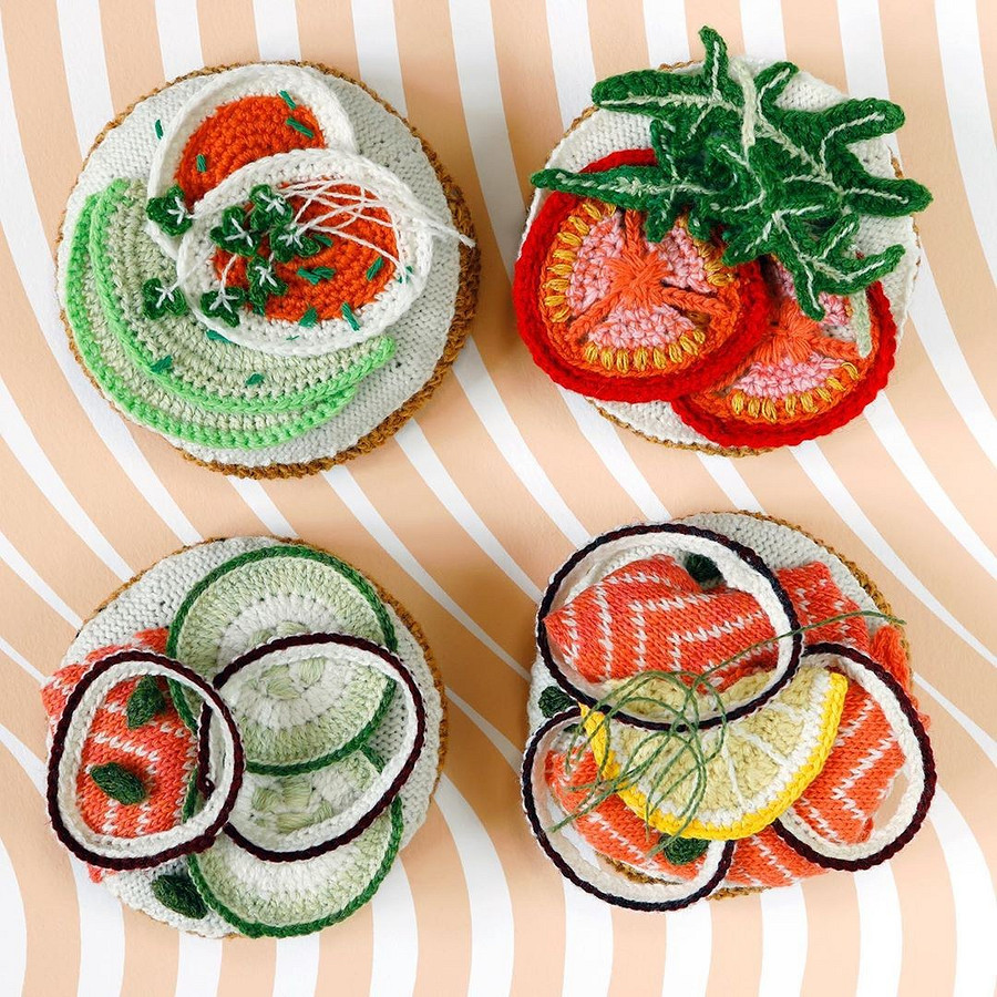 Вязаный кетчуп, или как дизайнер по текстилю стала создавать еду из пряжи: рукодельный instagram недели