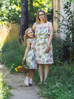 Работа с названием Летний family look: платья для мамы и дочки