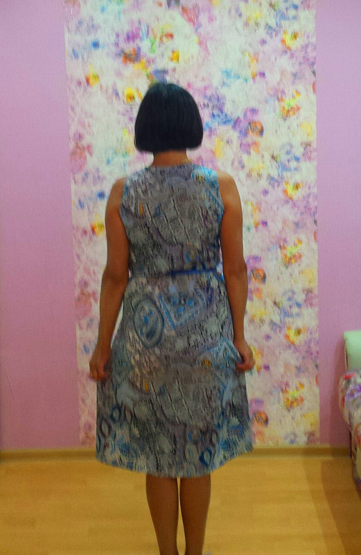 Платье с V-образным вырезом от NuriyaVAL