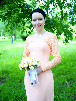 Работа с названием Свадебное платье персикового цвета
