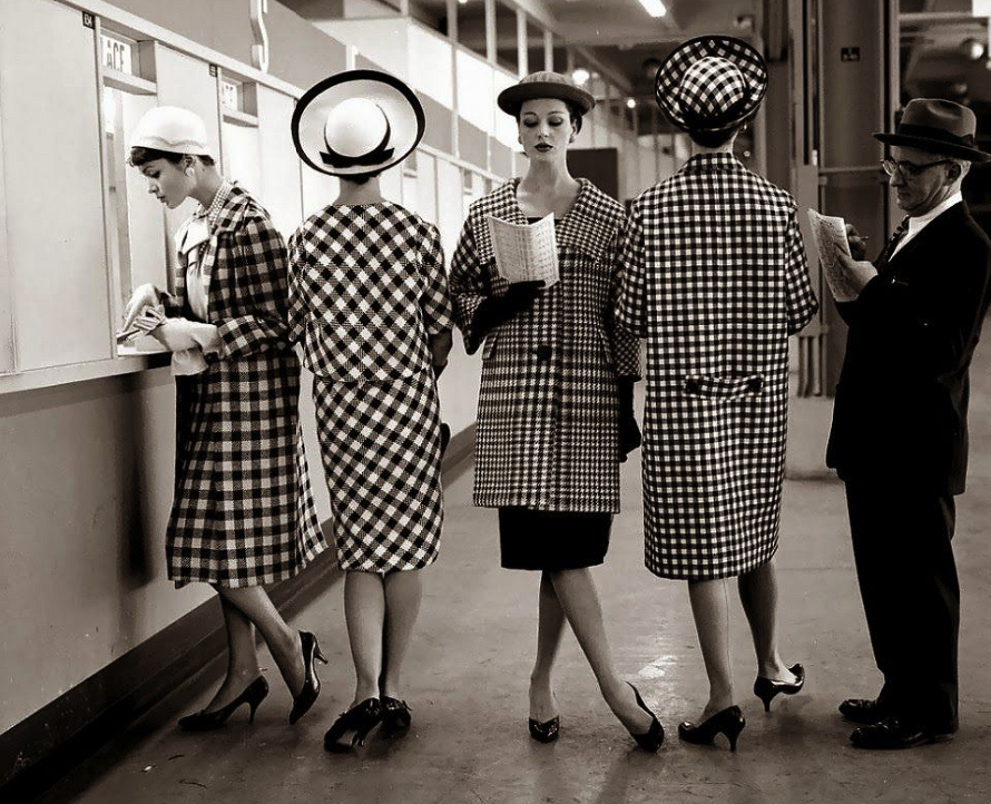 1. Повседневные и вечерние платья для пожилых женщин на 2023 год - стильные луки с подиума