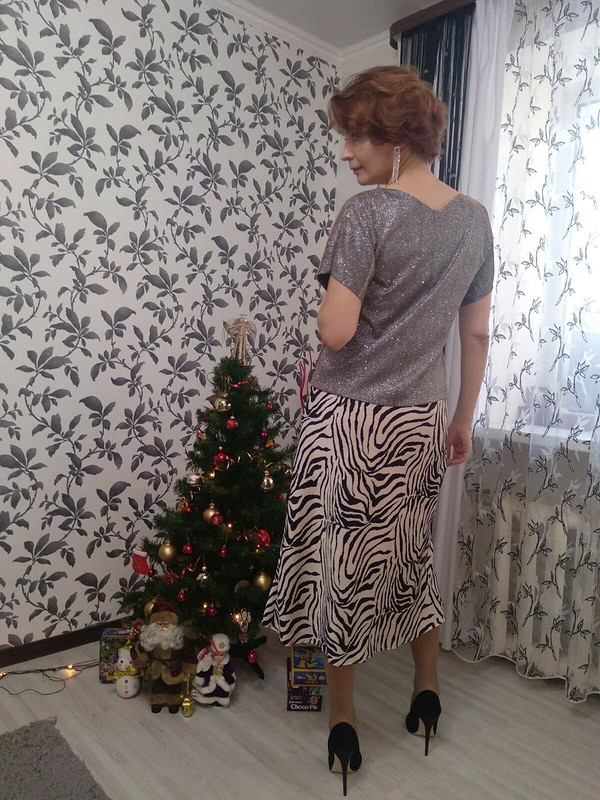 «Наше Новогодие»: два топа, две юбки, брюки и анорак... от Савирина