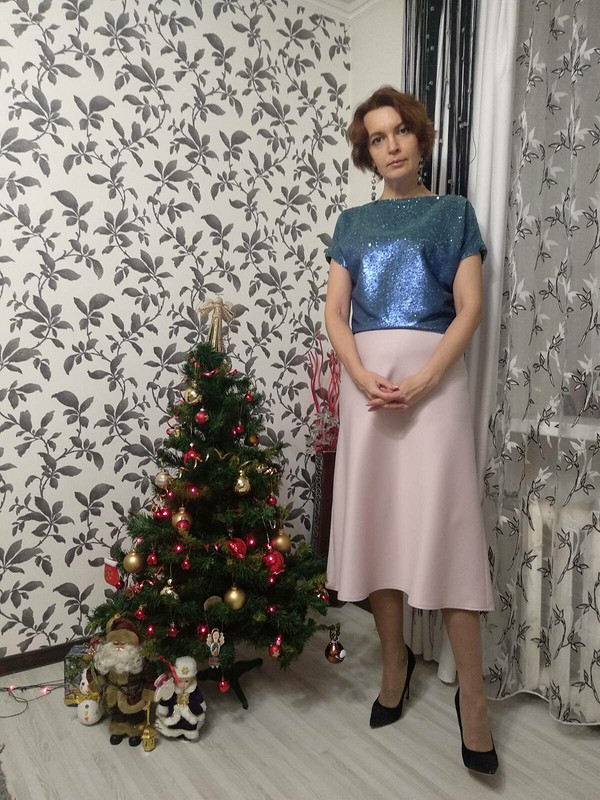 «Наше Новогодие»: два топа, две юбки, брюки и анорак... от Савирина