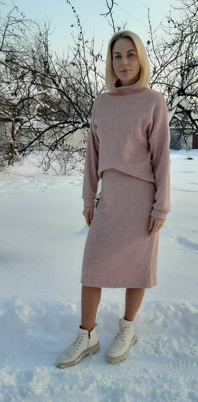 Пудровый костюм января: юбка и пуловер от ShaLena