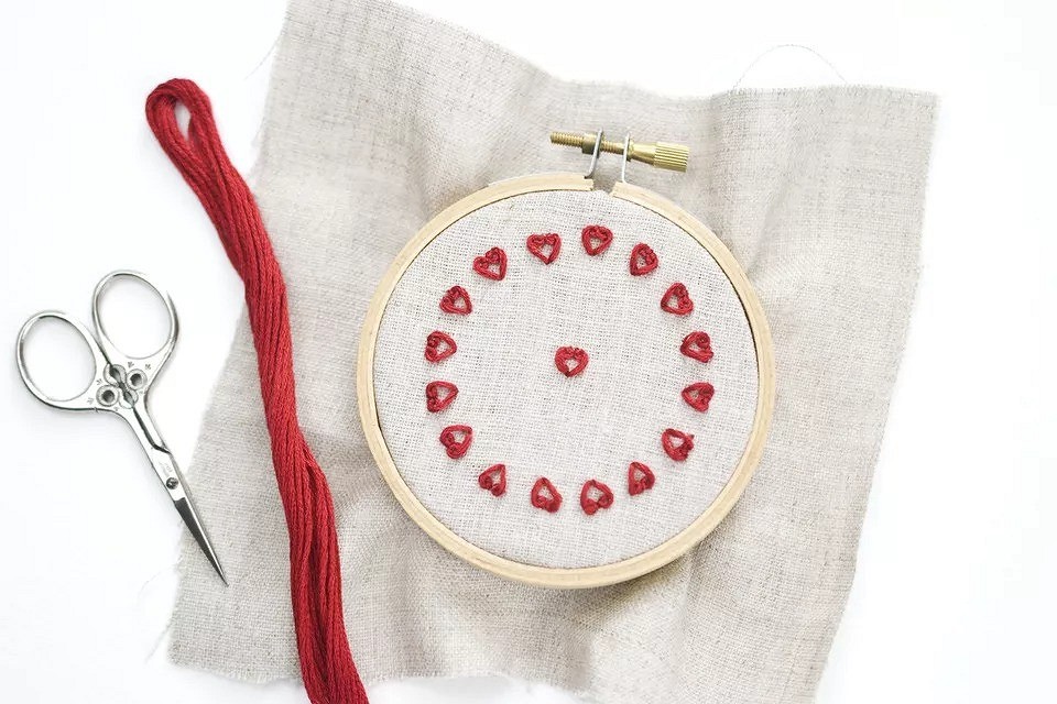Текстильные сердечки с вышивкой: 33 идеи на день Влюбленных