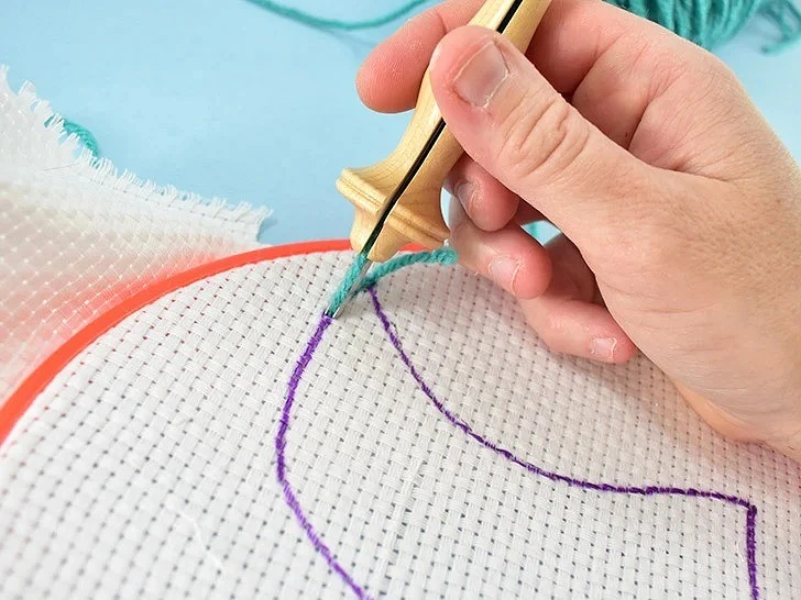 Как вышивать ковровой иглой: краткое руководство