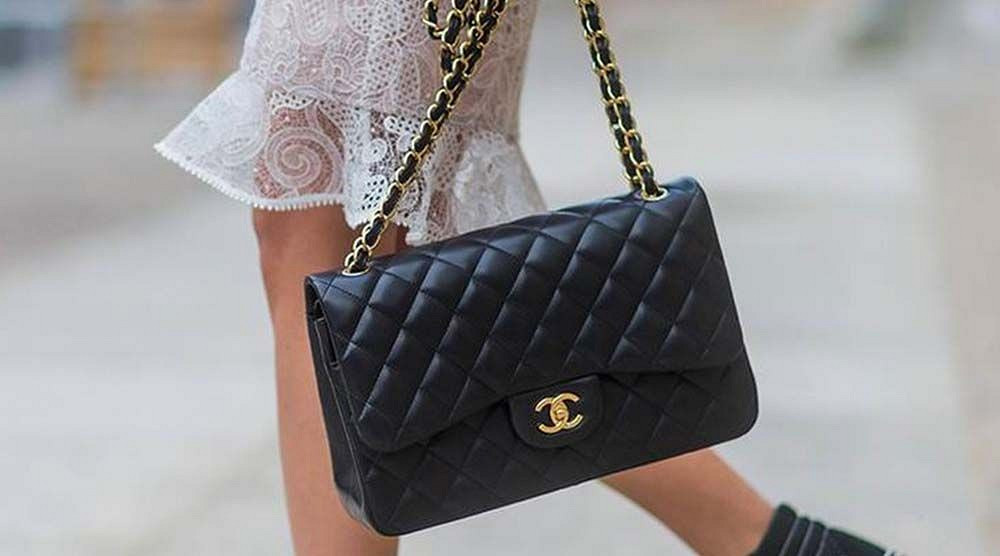 Chanel вводит лимит на покупку двух самых популярных моделей своих сумок