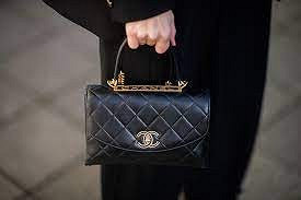 Chanel вводит лимит на покупку двух самых популярных моделей своих сумок