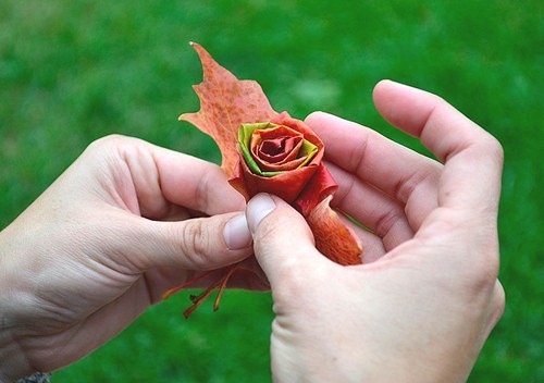 Что сделать из осенних листьев: 10 идей красивых и необычных поделок с инструкциями
