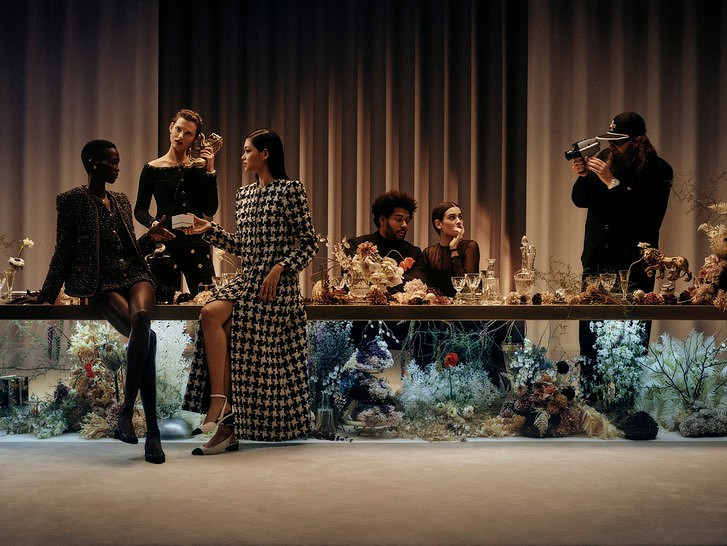 Новый год в стиле Chanel: модный дом представил праздничную кампанию украшений