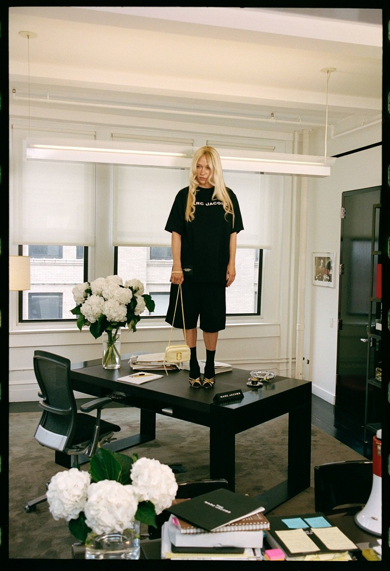 Хлоя Севиньи захватывает офис Marc Jacobs в кампании круизной коллекции бренда