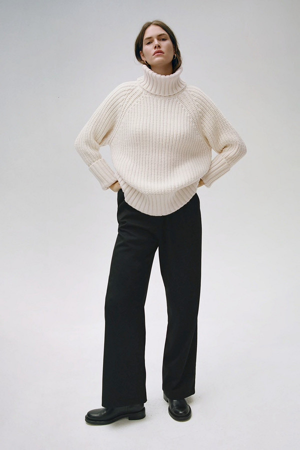 Как носить свитер оверсайз с брюками — от клешей до дудочек