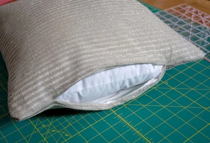 Как сшить подушку на чехле из футболки или джемпера: мастер-класс