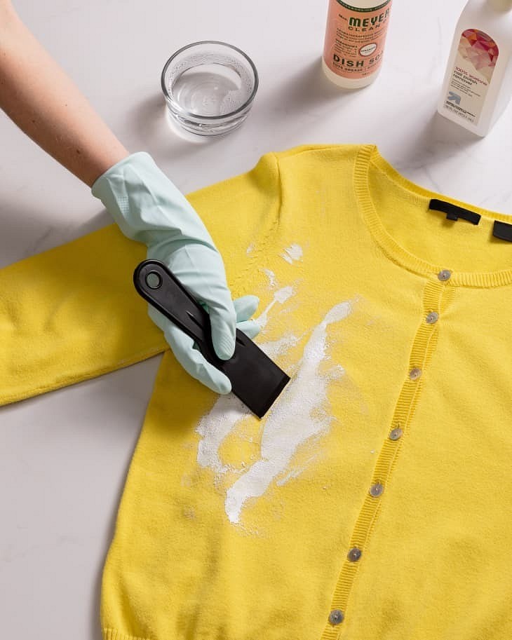 Удаляем засохшую краску с одежды: как правильно применять подручные средства и растворители