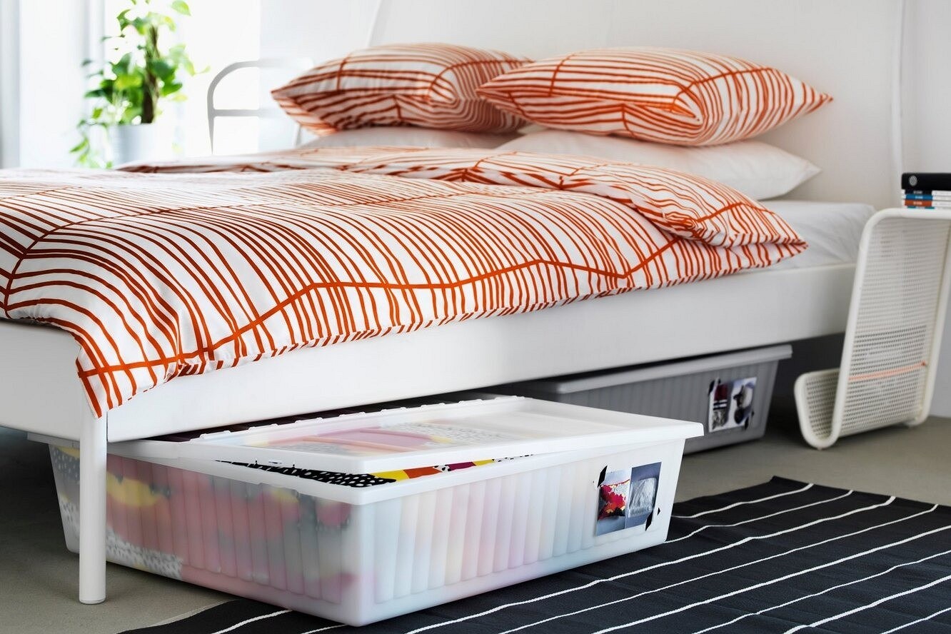 Советы для маленьких квартир: как организовать хранение под кроватью