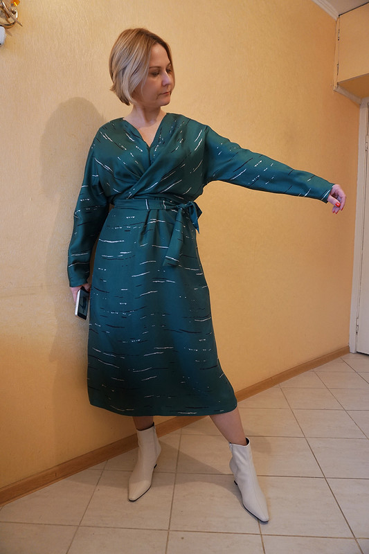 Платье с эффектом запаха цвета еловой хвои от Оксана Георгиевна