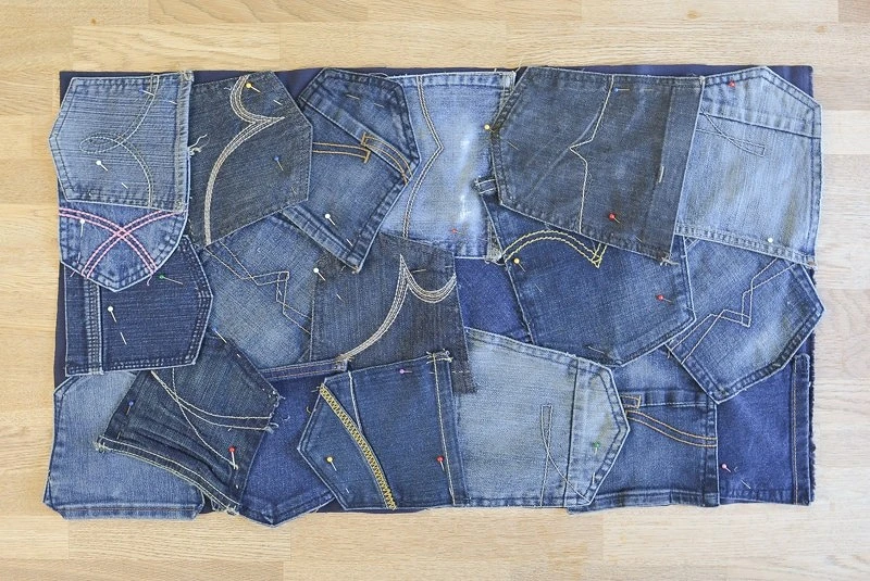 Идея: коврик из карманов старых джинсов карманы, коврик, джинсов, лицом, вверх, карманов, Закрепите, нужного, использовать, коврика, и пояса, задние, размера, деталями, срезайте, 3Пришейте, части, стежкаЕсли, длину, увеличенную