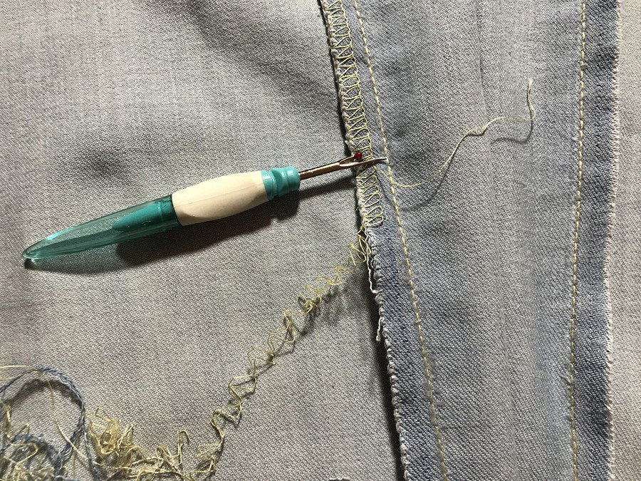 Сумка в технике апсайклинг из старых джинсов и остатков тканей