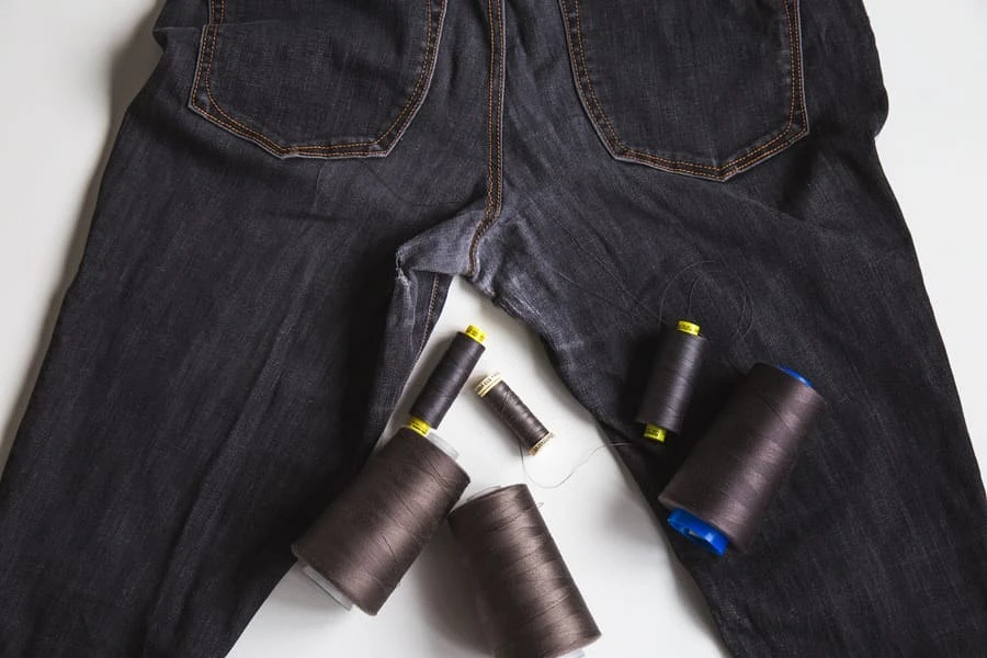 Лайфхак: как незаметно заштопать джинсы на машинке