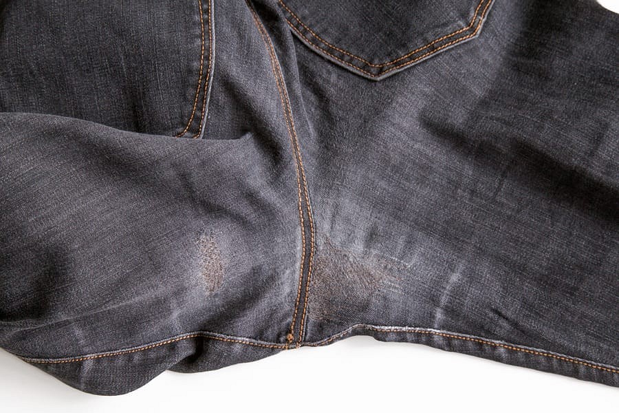 Лайфхак: как незаметно заштопать джинсы на машинке