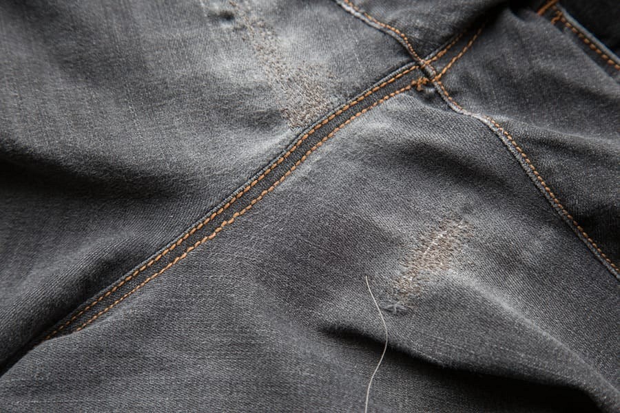 Лайфхак: как незаметно заштопать джинсы на машинке