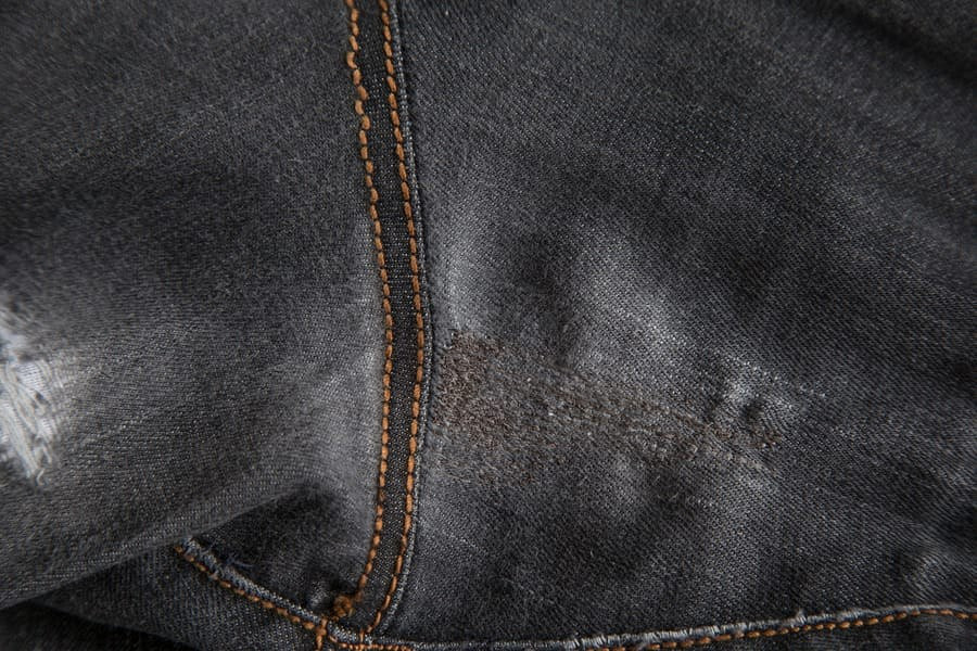 Лайфхак: как незаметно заштопать джинсы на машинке
