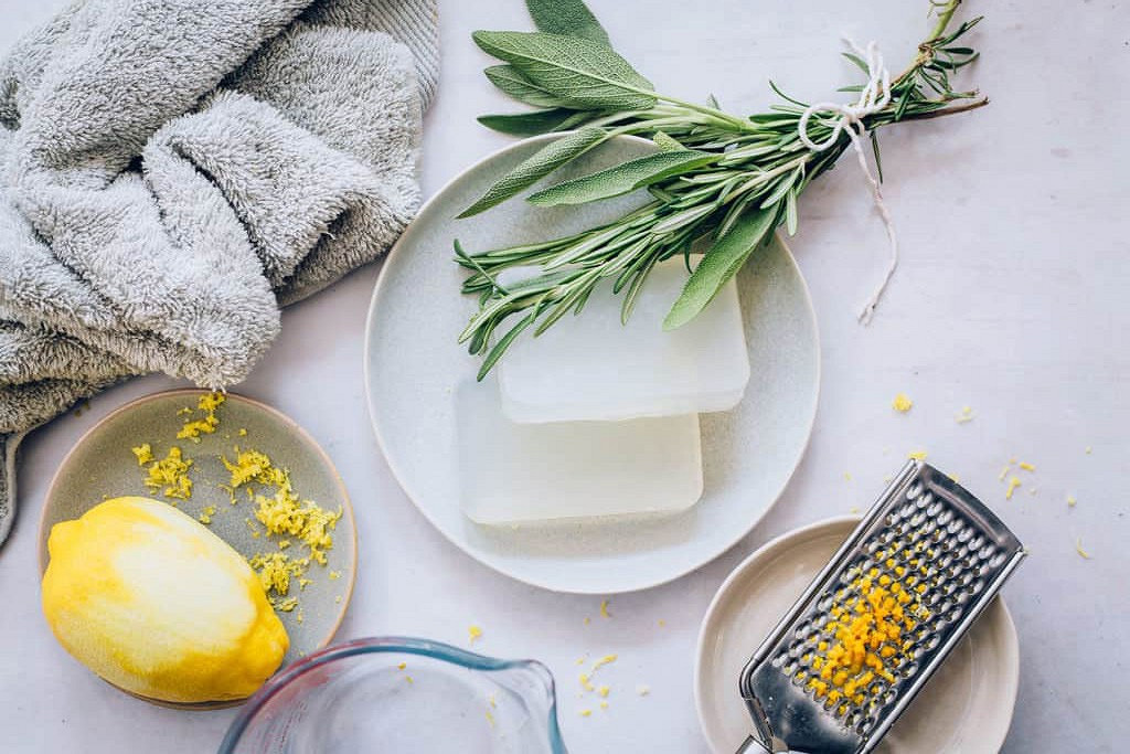 Рецепты красоты: пробуждающее цитрусовое мыло с ароматными травами своими руками