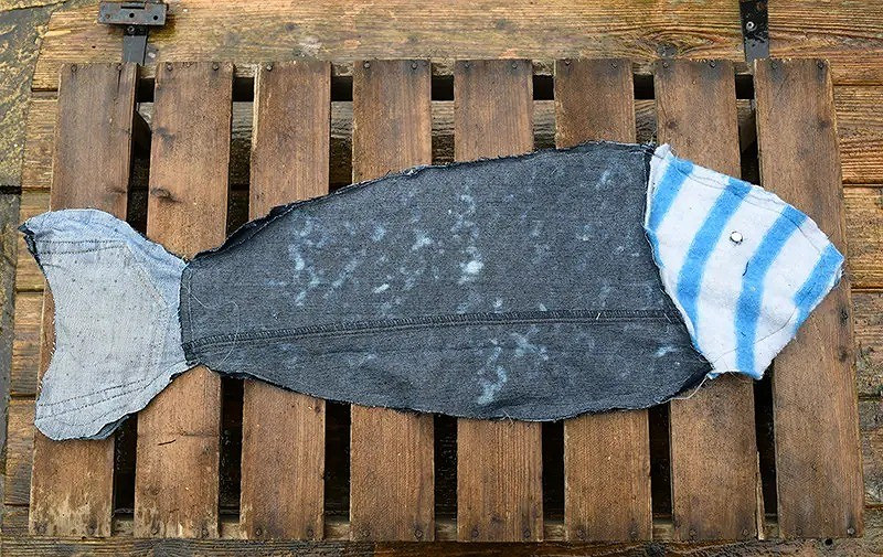 Идея: подушка в виде рыбы из старых джинсов