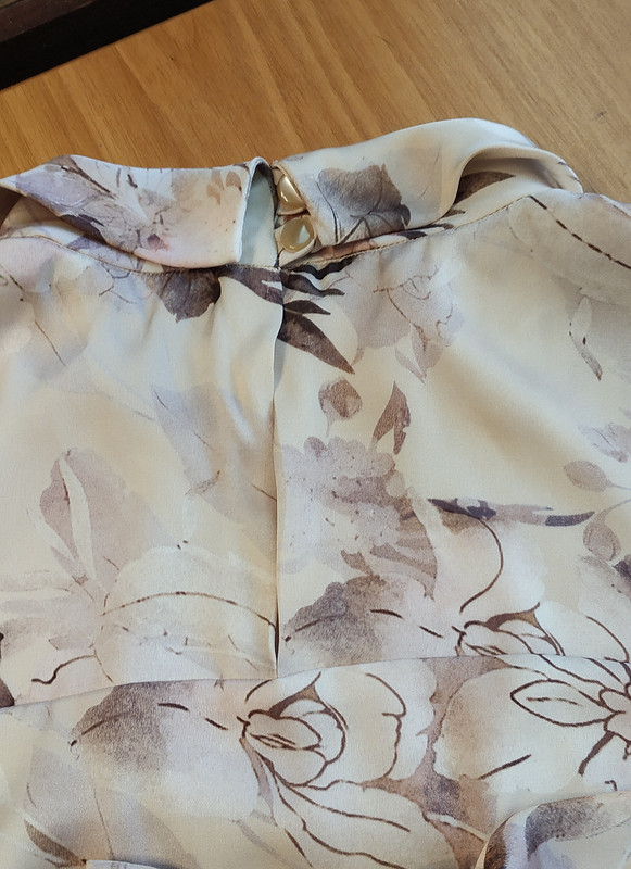 Ассиметричная юбка с драпировкой и блузка с воротником-стойкой от STI