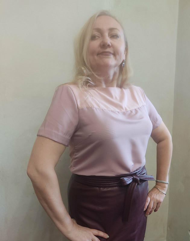 Шелковая блузка-футболка оттенка розы и пиона от Домино