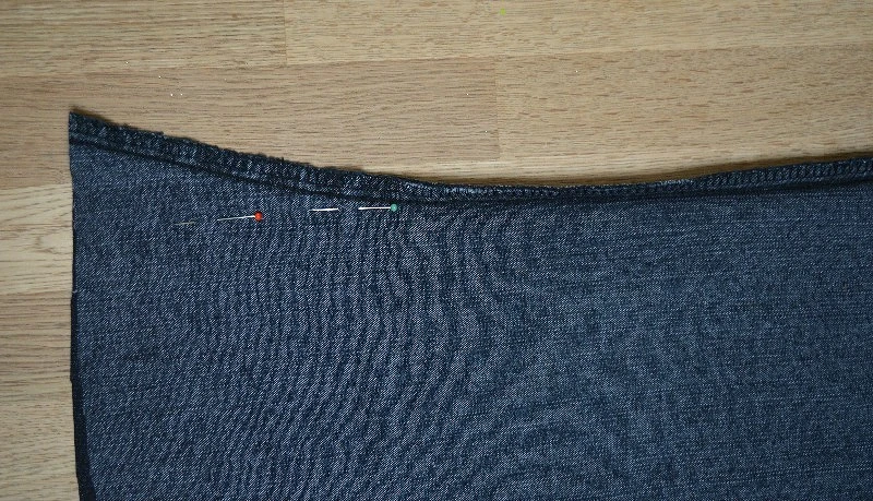Идея: фартук из старых джинсов деталь, кармана, джинсы, можно, подверните, на изнаночную, сторону, заутюжьте, для детей, Отрежьте, строчками, сторонам, двумя, подворота, чтобы, необработанный, по боковым, оказался, скрыт, и нижней
