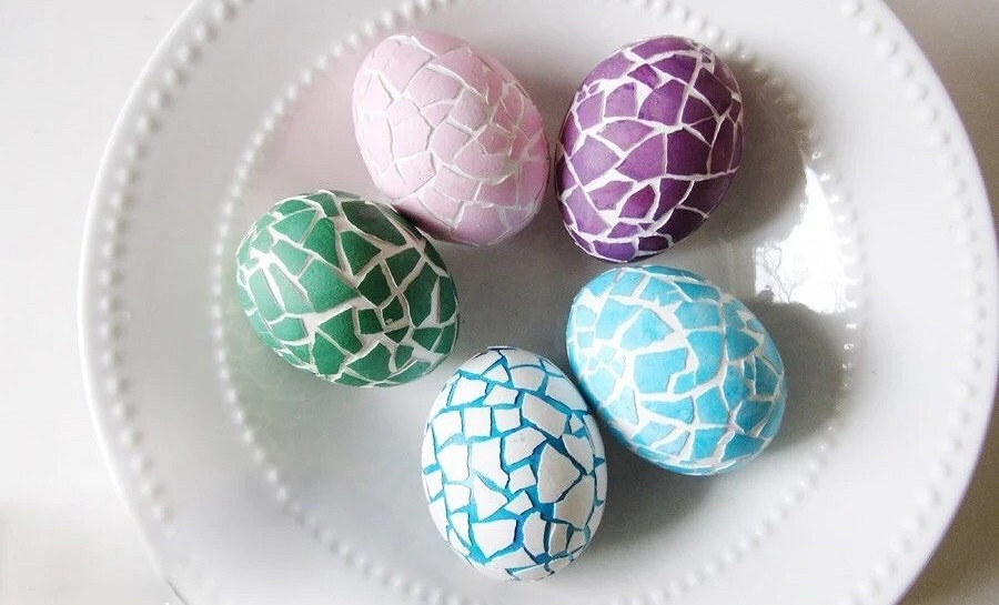 Как украсить яйца на пасху без красителей методом декупажа