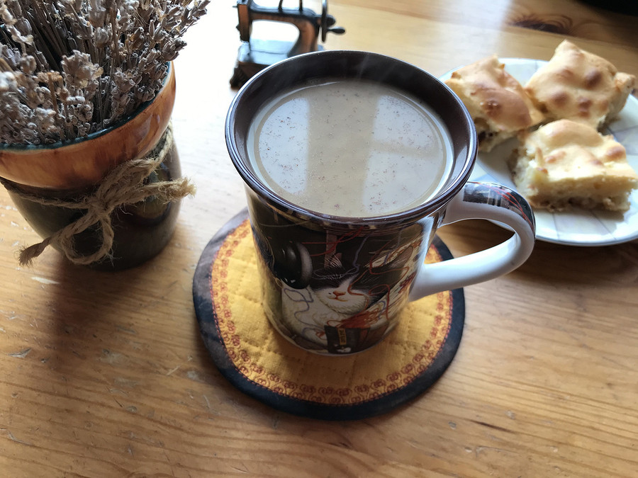 Время пить кофе: простая подставка под чашку из остатков тканей