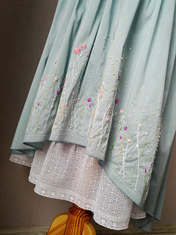 Комплект с вышивкой: юбка и блузка