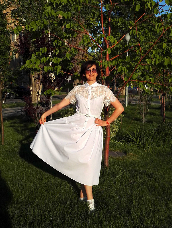 Белое летнее платье с гипюровой вставкой от КМ