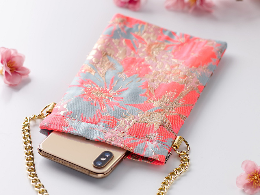 Время цветов: сумочка-чехол для смартфона