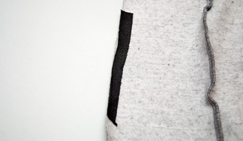 Как выполнить карманы в швах на трикотажных изделиях с помощью оверлока: удобный метод