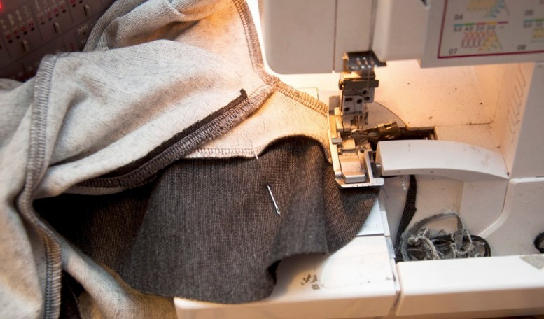 Как выполнить карманы в швах на трикотажных изделиях с помощью оверлока: удобный метод
