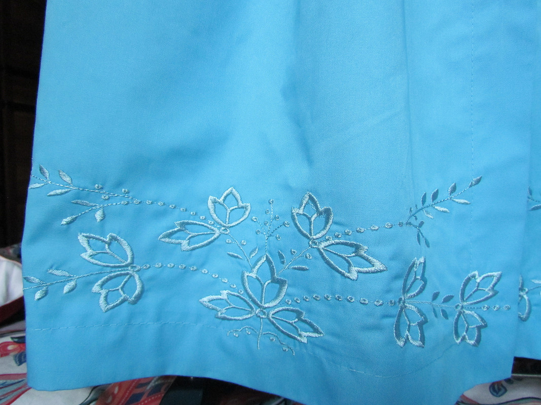 Платье цвета малибу с вышивкой от Sunflower-83