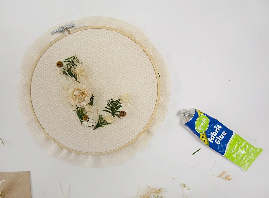 Лепестки вместо вышивки: как сделать монограмму из сухих цветов на ткани