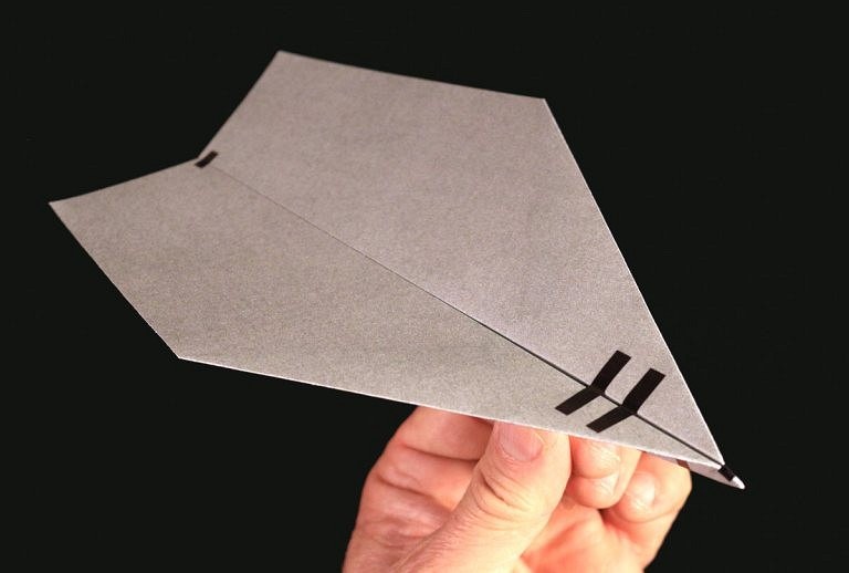 Видеоблогер показал на видео, как сделать военный бумажный самолет